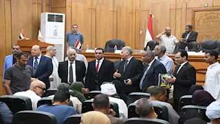 بالصور- محافظ قنا يُسلم جوازات السفر لـ155 حاجا في احتفالية كبرى