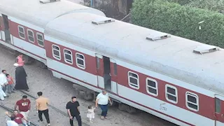 بسبب عجلات 4 عربات.. خروج قطار عن المسار في كفر الشيخ - صور 