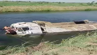 إصابة سائق في انقلاب شاحنة بترعة بلانة بأسوان (صور)