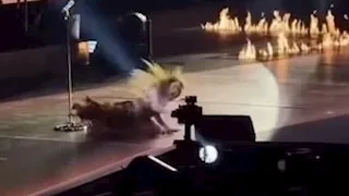 بالفيديو.. شاكيرا تسقط على المسرح بآخر حفلاتها في كندا 