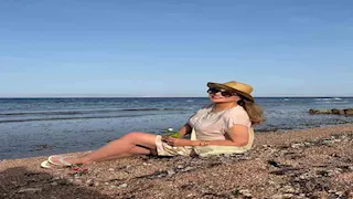 بالشورت.. ليلى علوي ترقص أمام البحر بالمصيف والجمهور يغازلها (صور وفيديو)