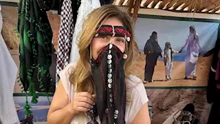 ترتدي "البرقع" البدوي وتداعب الجمل.. ليلى علوي تنشر صورًا من رحلتها إلى سيناء