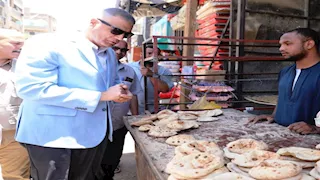 محافظ أسوان يفاجئ محلات الجزارة والمخابز كوم أمبو لمتابعة الأسعار  