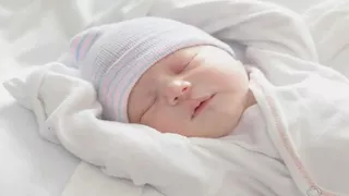 "عندها 4 شهور".. عائلة تعرض طفلتها للبيع- لن تتوقع ما حدث