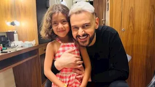 رامز جلال يثير الجدل بأحدث ظهور مع طفلة صغيرة والجمهور: "دي بنتك؟" (صورة)