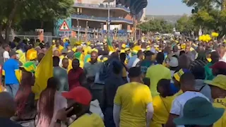توافد جماهير صن داونز بأعداد كبيرة قبل مباراة بيراميدز في نهائي دوري أبطال أفريقيا (فيديو)