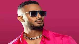 محمد رمضان يحتفل بالعيد مع أسرته ويكشف سبب غياب والده ونجله عن الصورة