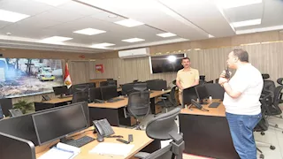 عبر البث المباشر.. محافظ أسيوط يتابع حريق حظائر أبوتيج (صور)