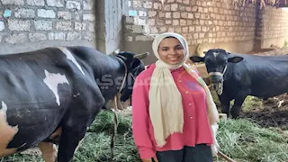 المعلمة آية أول جزارة في سوهاج.. بنت الـ18 تذبح وتشفي بمهارة من قلب المزرعة 