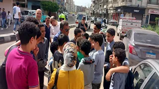 لفتة أبوية.. محافظ الدقهلية يوُقف موكبه ليسأل الطلاب عن الامتحانات  