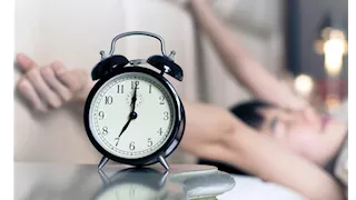 لماذا نستيقظ قبل المنبه بدقائق؟.. إليك السر
