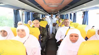 محافظ قنا يودّع وفد الحجاج المتجهين إلى الأراضي المقدسة