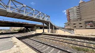 لمنع الحوادث.. إنشاء كوبري أعلى السكة الحديد في عزبة الموظفين بالإسكندرية- صور