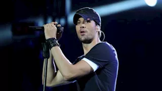 إنريكي إجلاسيوس يكذب شائعات رفض الغناء بمصر ويستعد لحفل شرم الشيخ