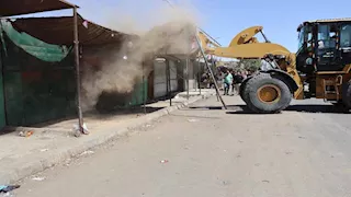 أسوان تزيل 40 كشكًا و200 تندة عشوائية بسور السكة الحديد بمنطقة السيل