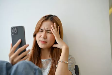 ألم العين عند النظر للهاتف- هل له دلالات خطيرة؟