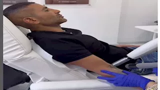 فيديو لـ أحمد سعد لحظة إزالة التاتو من ذراعه..والفنان: "أحسن القرارات"