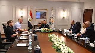 محافظ جنوب سيناء يبحث تعزيز السياحة مع وكلاء شركات السفر الإنجليزية 