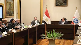 وزير الصحة يبحث مع شركة "سترايكر" تقنيات الذكاء الاصطناعي والجراحة الروبوتية