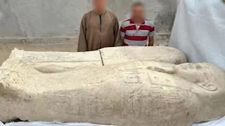 تابوت في حضن الجبل يسقط بقبضة شرطة الآثار