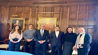 وزير التعليم يلتقي عددًا من الطلاب المصريين بجامعة كامبريدج