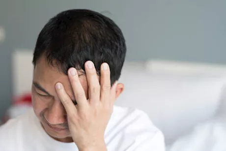 الصداع في مقدمة الرأس.. هل يسبب ارتعاش في العين؟