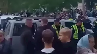 أوكرانيون يعترضون مركبة تجنيد عسكرية غربي البلاد