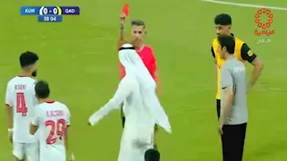 رئيس نادي الكويت ينزل لأرضية الملعب اعتراضًا على قرارت الحكم (فيديو وصور)