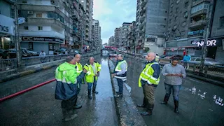 "مياه الإسكندرية" تواصل سحب تجمعات مياه الأمطار