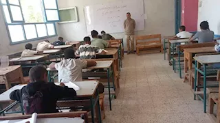 طلاب الإعدادية في أسيوط يعبرون عن ارتياحهم بعد امتحان العربي- صور