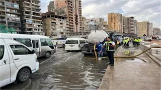 في وجه العاصفة.. رجال الداخلية يواجهون الطقس لإنقاذ المواطنين في الإسكندرية | فيديو وصور