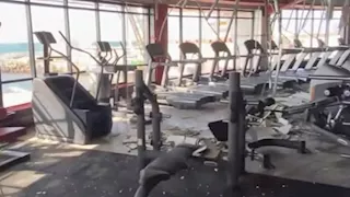 العاصفة تدمر جيم شهير على كورنيش الإسكندرية -فيديو وصور