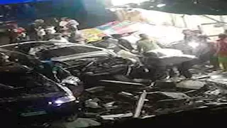 بسبب الأمطار.. تحطم سيارة إثر سقوط أجزاء من عقار في الإسكندرية| فيديو وصور