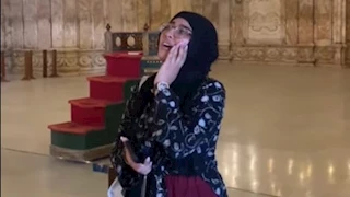 فيديو لفتاة ترفع الأذان داخل مسجد يثير جدلاً.. وأمين الفتوى يوضح الرأي الشرعي