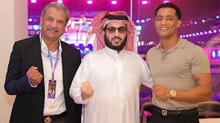بحضور تركي آل الشيخ.. محمد رمضان يحتفل مع الجمهور في إحدى نزالات الملاكمة بالرياض