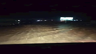 السيل يضرب منطقة السخنة والمحافظة تدفع بالمعدات لرفع الروبة والحجارة.. صور