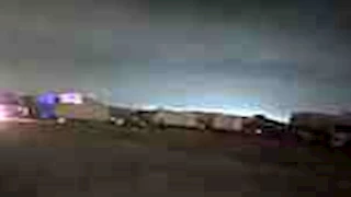 بالصور.. طابور الشاحنات بالسخنة في انتظار توقف السيل لفتح الطريق