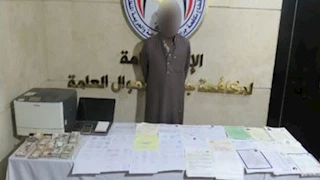سقوط المزور الدولي بالجيزة.. أختام وشهادات تعليمية تحت السرير