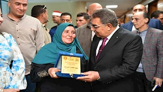 محافظ الدقهلية يكرم 50 عاملًا فى احتفالية عيد العمال -صور