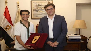 وزير الثقافة يكرم النجم مينا مسعود ويعلنه ممثلاً للثقافة والفنون المصرية في الخارج 