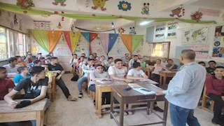 بالصورـ إقبال كبير على المراجعات النهائية المجانية لطلاب الشهادة الإعدادية في مدارس أسيوط
