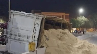بالصور.. انقلاب سيارة محملة بالرمال أعلى كوبري المحاميد بأسوان
