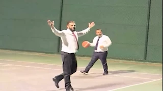 بـ"ملابس رسمية".. الرئيس السوري ووزير خارجيته يلعبان كرة السلة (فيديو)