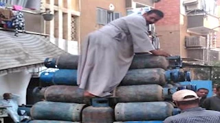 بالصور- ضبط 379 مخالفة فى حملات تموينية على الأسواق والمخابز بأسوان   