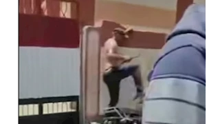 واقعة تسلق شخص سور مدرسة بدمياط تثير الجدل.. والتعليم: خلاف عائلي