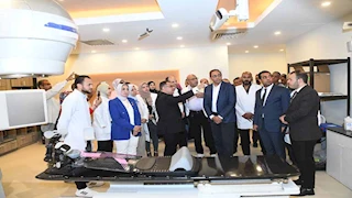 بالصور- محافظ قنا يفتتح مبنى امتداد مركز الأورام الجديد للعلاج الإشعاعي