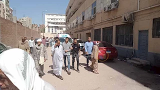بكاء وصُراخ أمام مشرحة كفر الشيخ.. جثمان الطفل أدهم ينتظر التشييع بعد "لعبة الموت"- صور