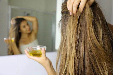 وداعًا لتساقط الشعر- هذا الزيت يحفزه على النمو