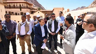 وزير الإسكان يتفقد النزل البيئي القديم والفندق الجبلى ومركز الزوار بمشروع التجلي الأعظم