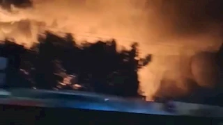 ألسنة اللهب تعلو وتوقف الطريق الزراعي بسبب حريق مصنع كراسي بالمنوفية  -صور